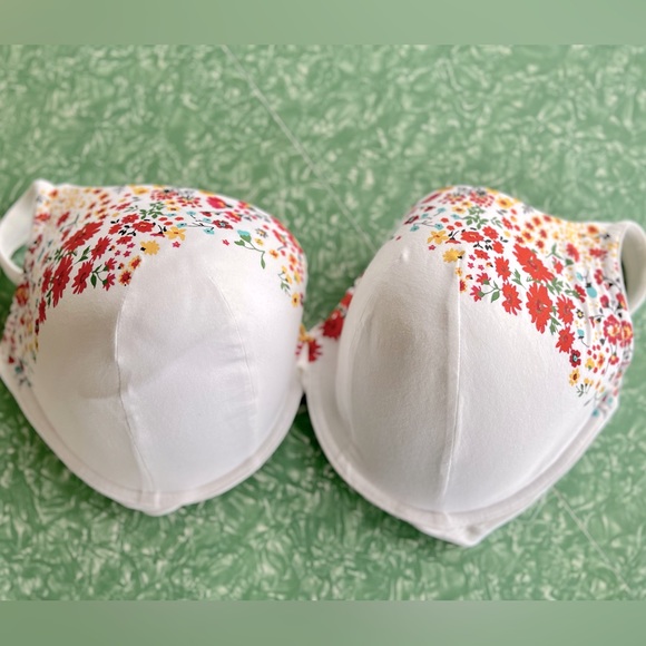 Cacique by Lane Bryant molded T-shirt bra, white with floral trim. Size US 42H - Picture 1 of 3